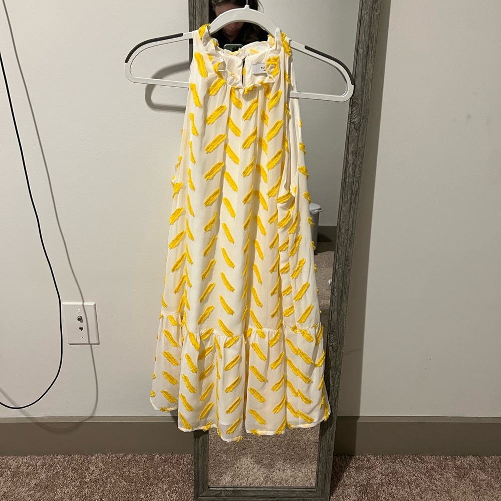 Pretty yellow/white dress!